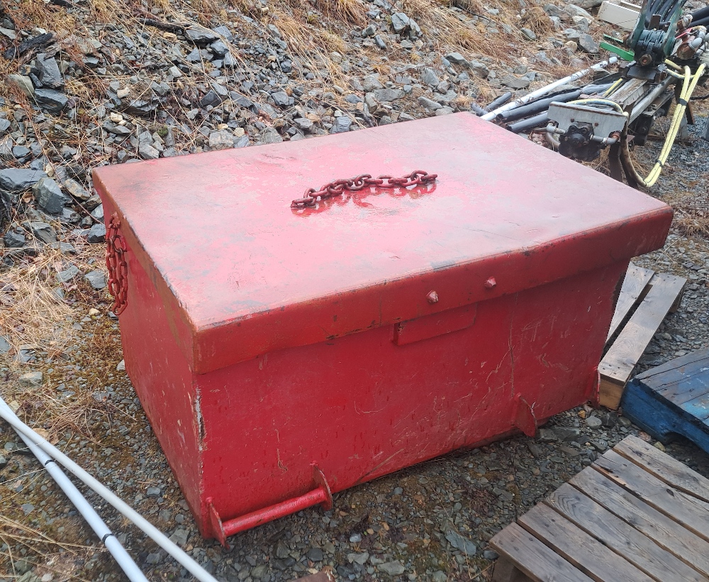 46in x 28in x 25in Day Box