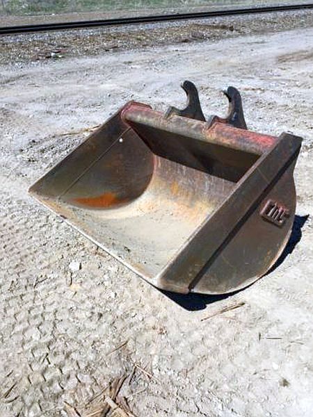 CWS 60 in Clean-up Excavator Bucket