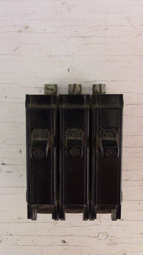 CEB, disjoncteur Commander 3 pôles 30 A