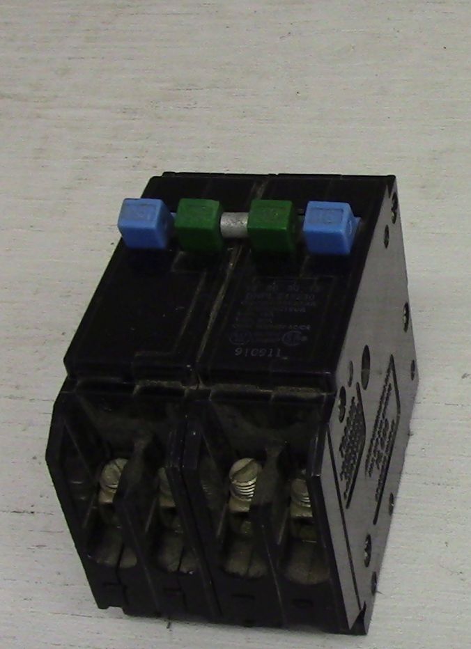 Interruptor Cutler Hammer de 2 polos 30A con Dos de 1 Polo 15A