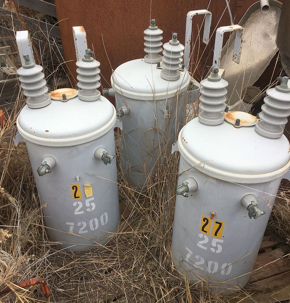General Electric 25 kVA 7200/600 V Pole Mount Transformer