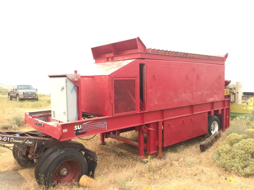 Superior Feed Hopper and Conveyor
