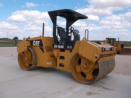 2007 Caterpillar CB-564D Packer