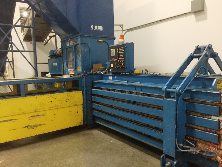 Système de mise en balles à attaches automatiques C+M