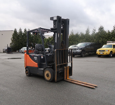 Elevadora Doosan de 5,000 lbs