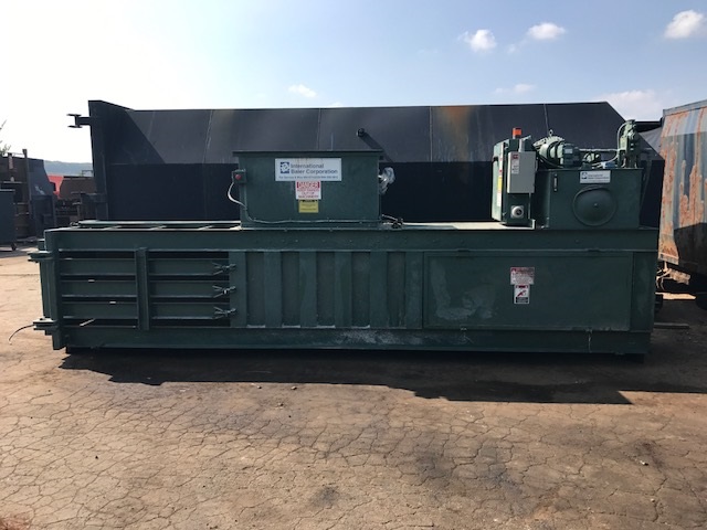International 1272 Closed Door Baler
