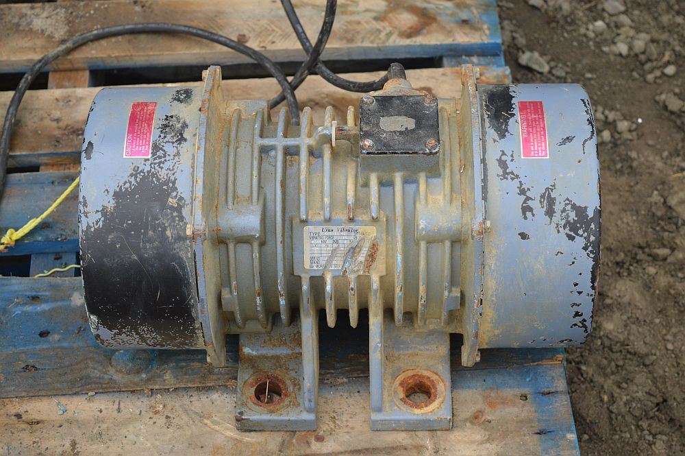 Uras KEE-13-6B Vibrator