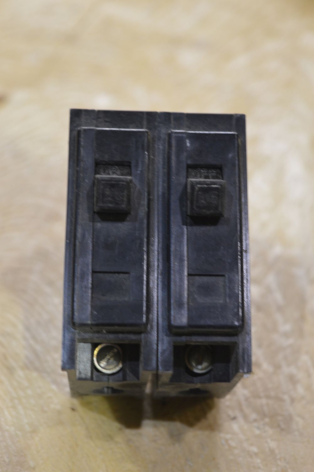Interruptor Westinghouse de 2 polos 15 amp