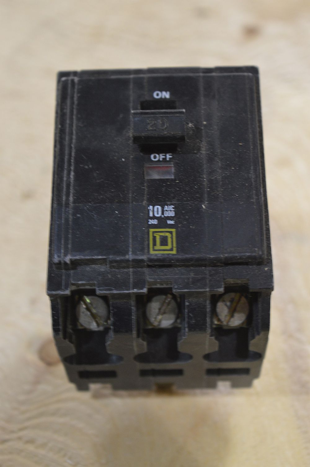 Disjoncteur carré D 3 pôles 20 A