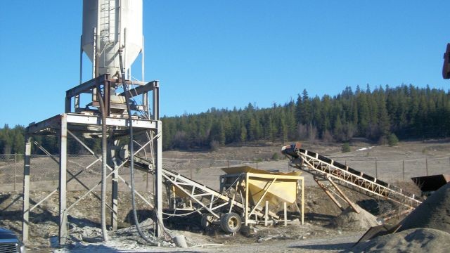 Usine par lots portable. Comprend une trémie à gravier avec un vibrateur et un convoyeur. Silo et support.