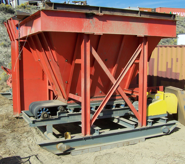 16 Yard Belt Feeder. Unit is in Excellent Condition!