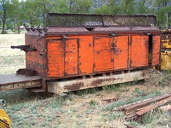 Voiture d'entretien/utilitaire. 16 pieds de longueur X 4 pieds de largeur. Sur jauge de voie de 24 pouces. Livré avec 2 compartiments ouverts et 1 compartiment à étagères multiples. Tous avec portes avant battantes.