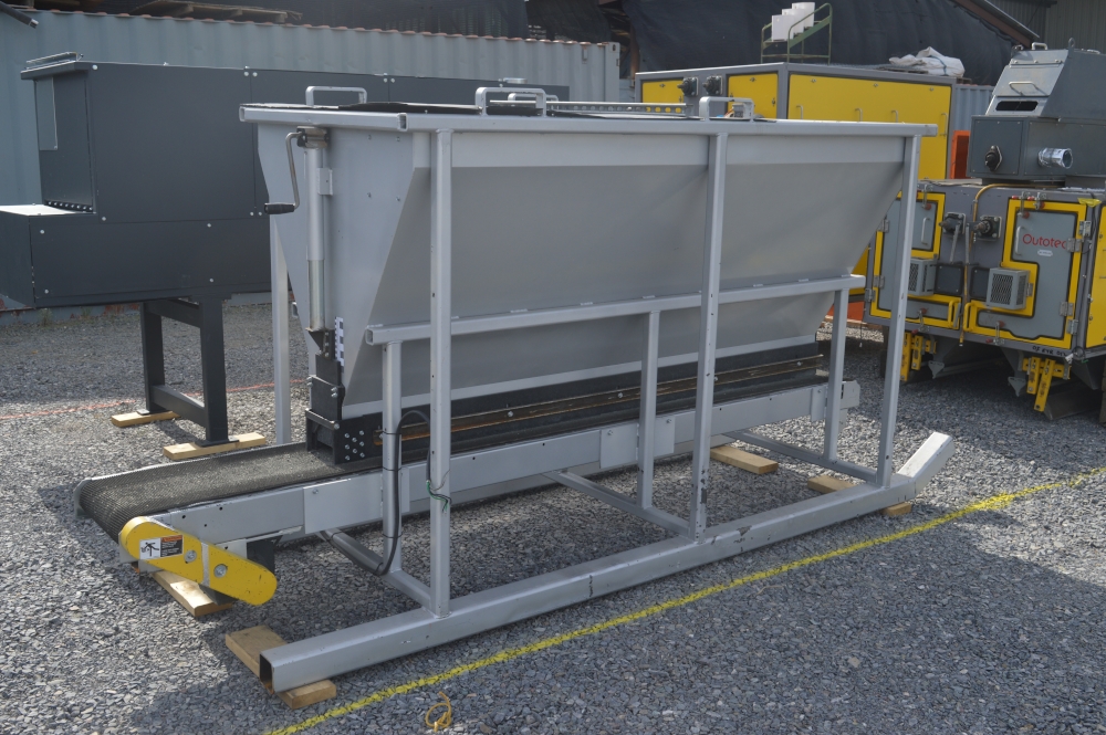 2 Yard Hopper/Feeder with Manual Flow Control Gate