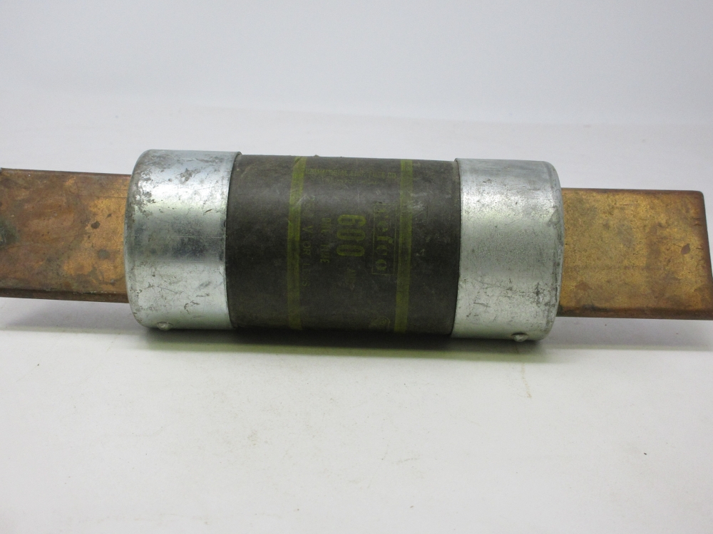 Fusible Cefco de 600 amperios y 250 voltios