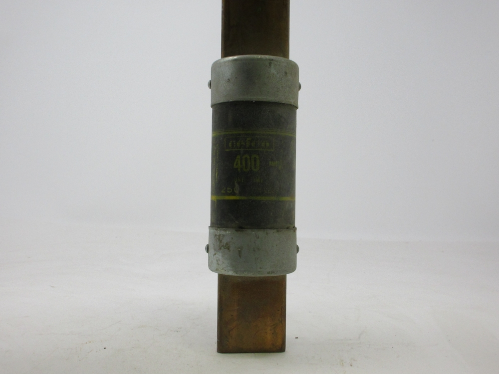 Fusible Cefco de 400 amperios y 250 voltios