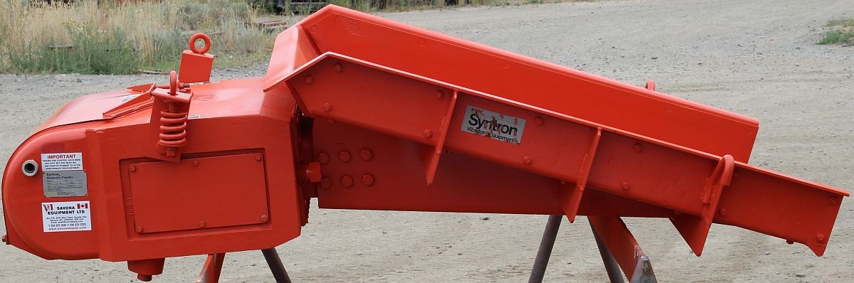Mangeoire vibrante Syntron, 42 po. large X 60 pouces. longtemps à vendre