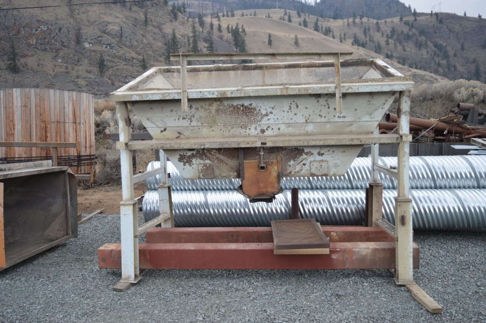 Hopper with Syntron Vibrator