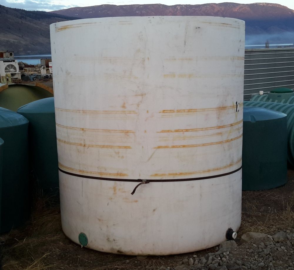 Vertical 6000 Gallon Polyethylene Tank