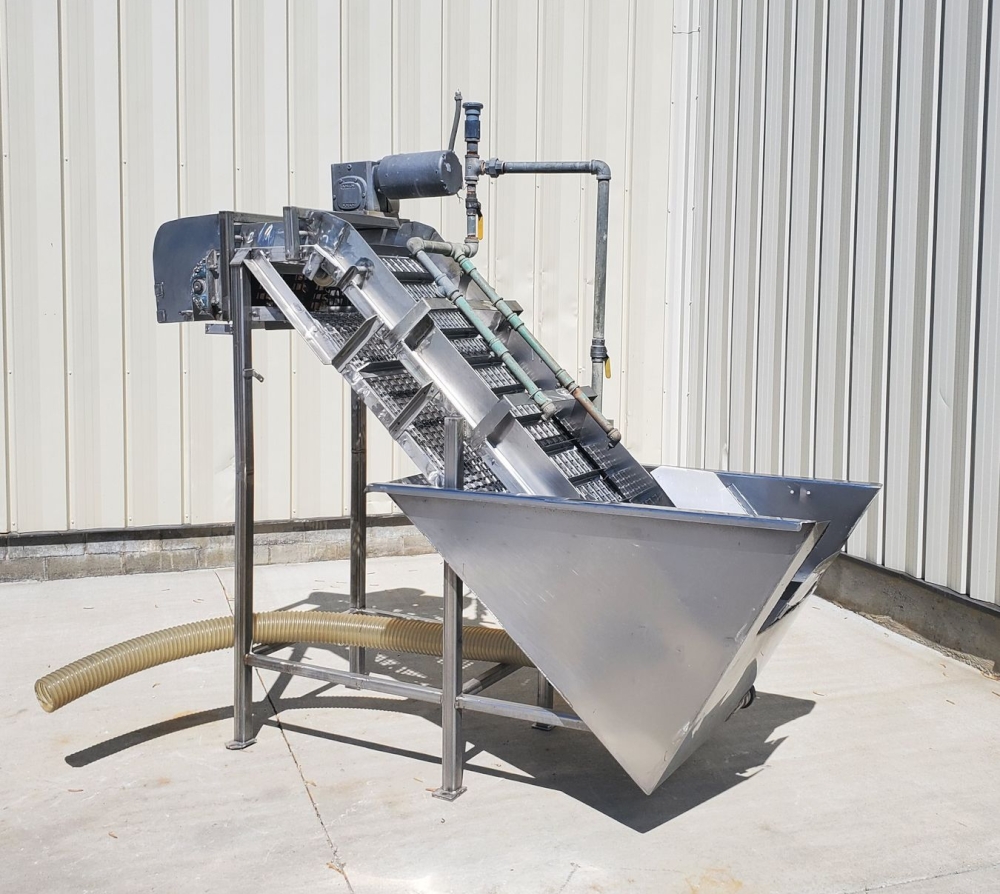 22 in. Wide Cleated Incline Sanitary Spray & Wash Conveyor