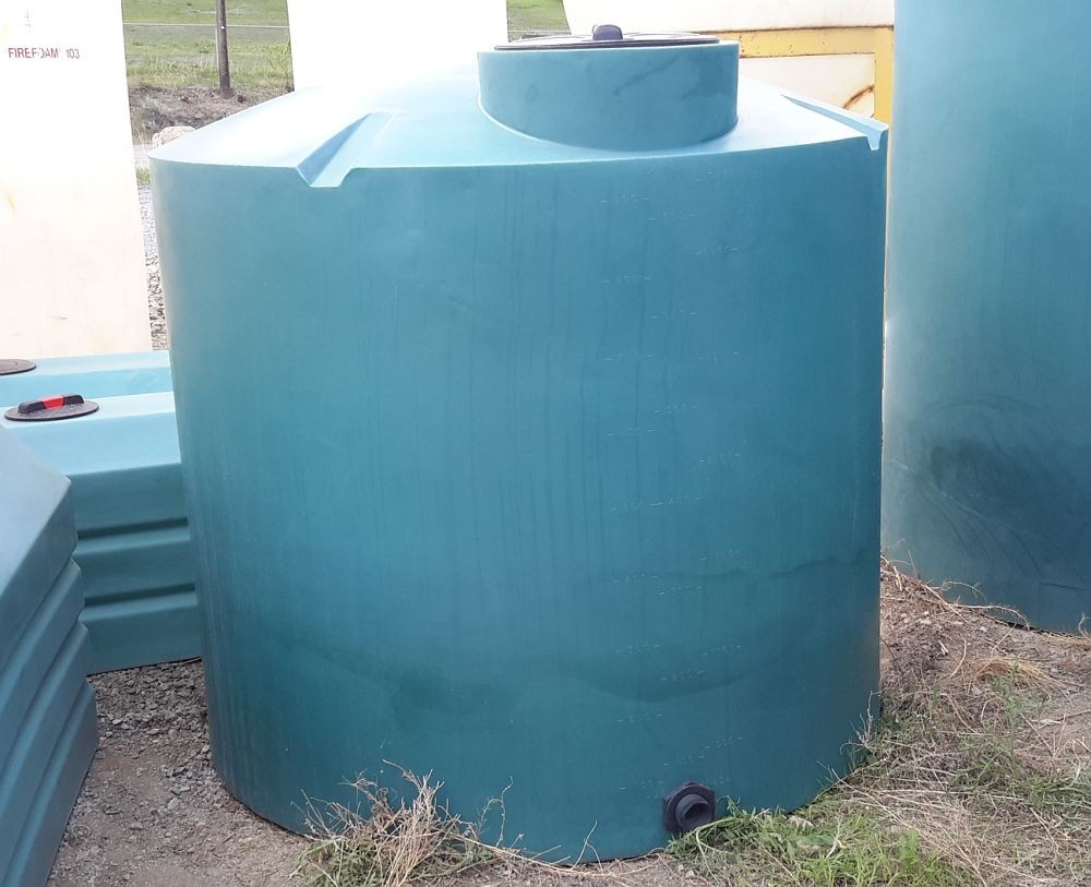 Vertical 800 gallon Polyethylene Tank