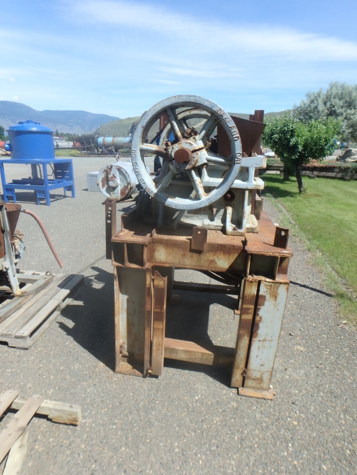 Straub 5.5 in. x 8 in. Lab Jaw Crusher