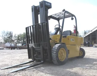 Elevadora Caterpillar VC60D