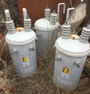 General Electric 25 kVA 7200/600 V Pole Mount Transformer