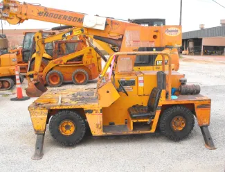Grúa con Cubierta de Transporte Broderson IC-35 2010